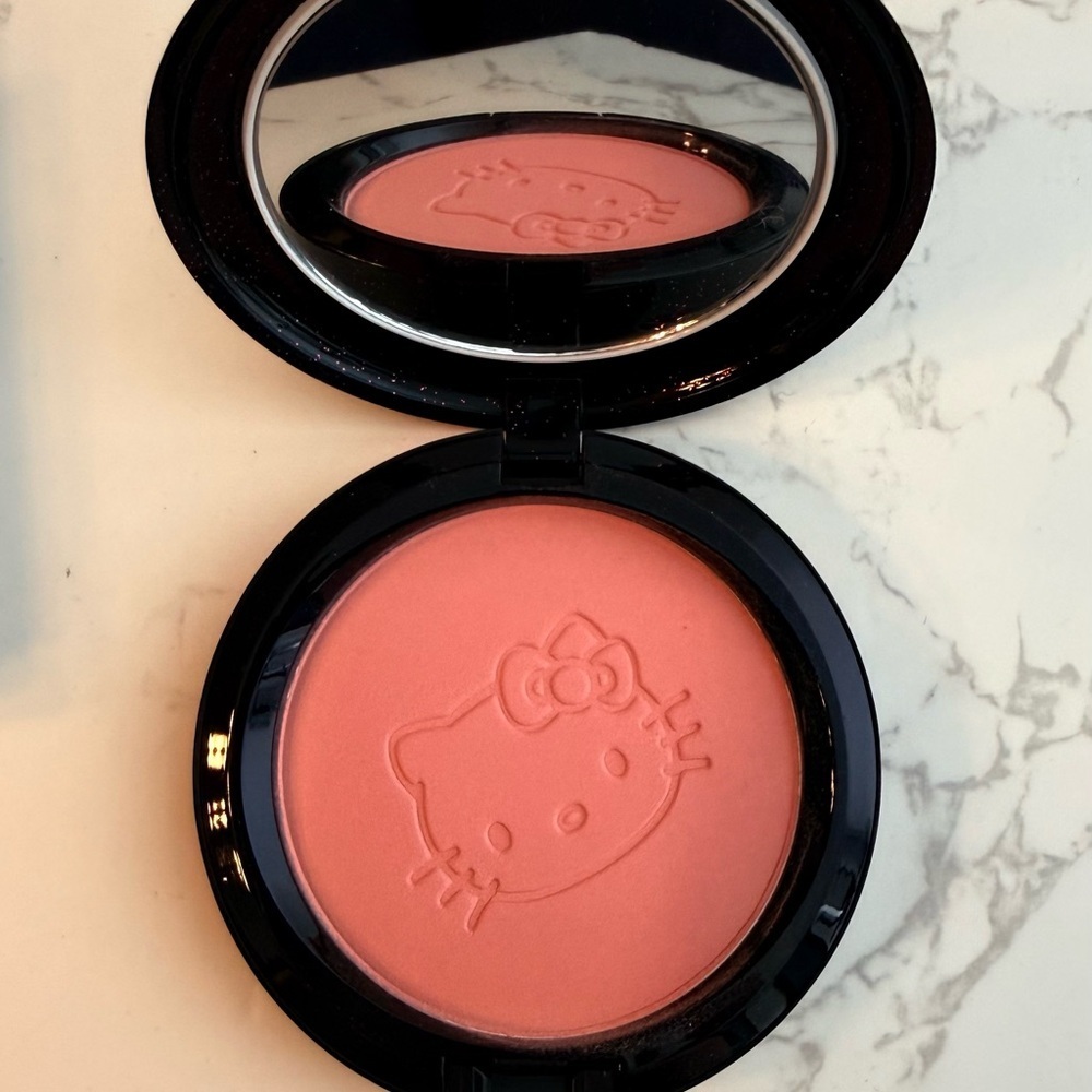 Mac Cosmetics x Hello Kitty Beauty Powder in Pretty Baby - Picture 2 of 6